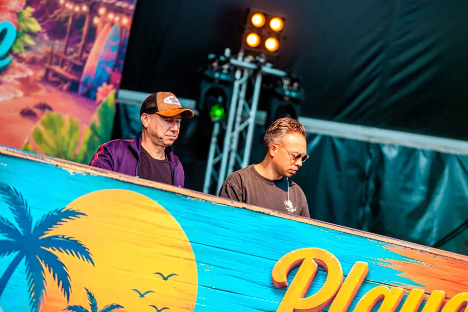 Podium Playa Paradiso aan het strand